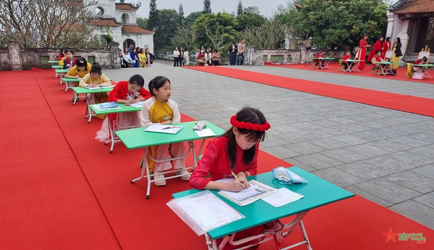 Lễ khai bút và phát động “Tết trồng cây đời đời nhớ ơn Bác Hồ” ở Sơn Tây